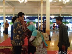 Ribuan Warga Antre Menyalami Sultan HB X, 4.000 Porsi Makanan Gratis