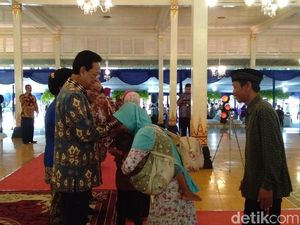 Ribuan Warga Antre Menyalami Sultan HB X, 4.000 Porsi Makanan Gratis Ribuan Warga Antre Menyalami Sultan HB X, 4.000 Porsi Makanan Gratis