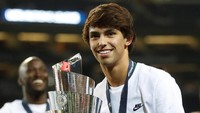 Pemain belia Portugal yang tengah jadi sensasi, Joao Felix, ikut mengangkat trofi juara (Reuters/Carl Recine)