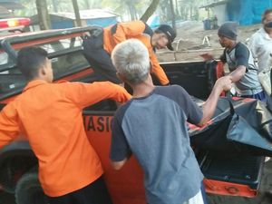 Wisatawan yang Terseret Ombak Pantai Kebumen Ditemukan Meninggal Wisatawan yang Terseret Ombak Pantai Kebumen Ditemukan Meninggal