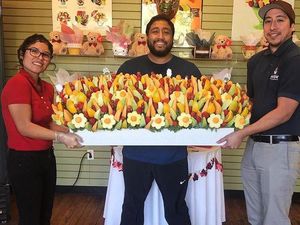 Wouw! Karangan Bunga dari Buah-buahan Berharga Fantastis Rp 28 Juta Wouw! Karangan Bunga dari Buah-buahan Berharga Fantastis Rp 28 Juta