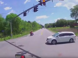 Honda Odyssey Terobos Lampu Merah sampai Ringsek