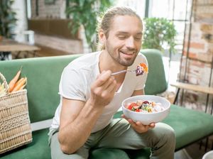 Makan Sambil Duduk atau Berdiri Ternyata Pengaruhi Rasa Makanan