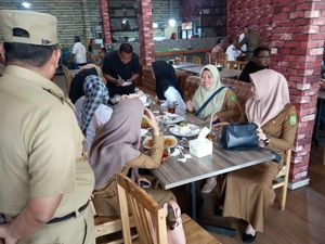 Dirazia Wagub Riau, Banyak ASN Nongkrong di Warung Kopi Saat Jam Kerja Dirazia Wagub Riau, Banyak ASN Nongkrong di Warung Kopi Saat Jam Kerja