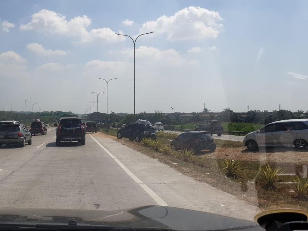 Jangan Pindah Jalur Sembarangan saat Sistem Tol Searah Jangan Pindah Jalur Sembarangan saat Sistem Tol Searah