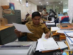 PNS Dilarang Pergi ke Luar Negeri