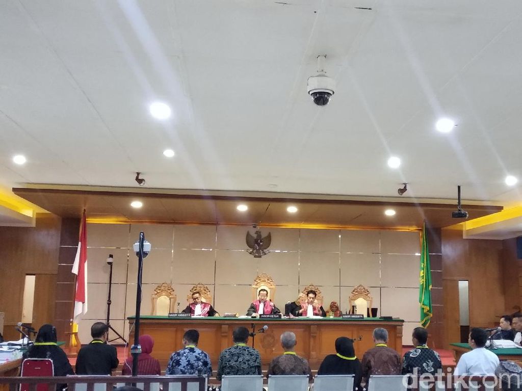 Sidang Bupati Cianjur, Kepsek Cerita Alasan Setor Uang ke Disdik Sidang Bupati Cianjur, Kepsek Cerita Alasan Setor Uang ke Disdik