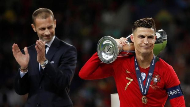 Cristiano Ronaldo saat memanggul trofi UEFA Nations League. (