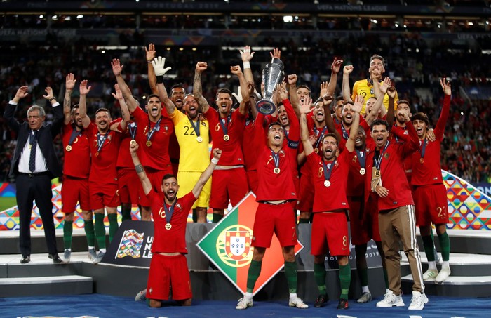 Timnas Portugal Soccer Football - UEFA Nations League Final - Portugal v Netherlands - Estadio do Dragao, Porto, Portugal - June 9, 2019 Portugal's Cristiano Ronaldo and team mates celebrate winning the UEFA Nations League Final with the trophy Action Images via Reuters/Carl Recine
