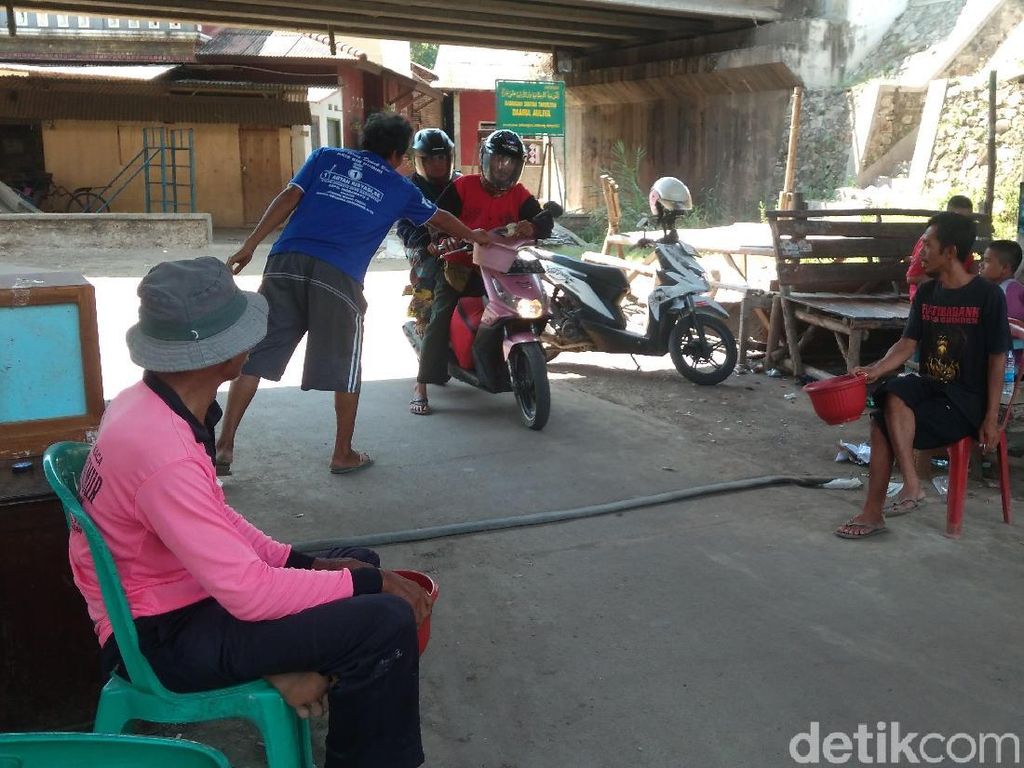 Warga Pungut Duit Pengendara yang Lewat Jalan Tikus di Indramayu Warga Pungut Duit Pengendara yang Lewat Jalan Tikus di Indramayu