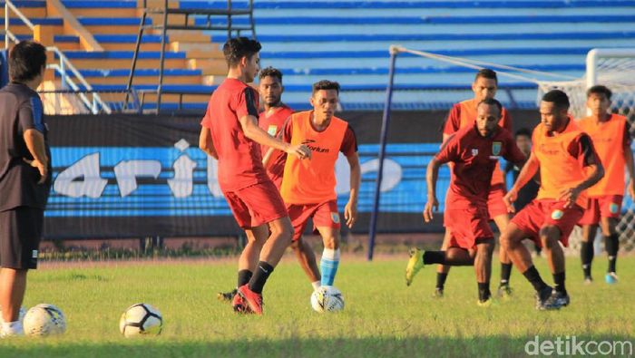Persela Lamongan menjalani latihan di Stadion Surajaya. (Foto: Eko Sudjarwo/Detikcom) Persela Lamongan menjalani latihan di Stadion Surajaya. (Foto: Eko Sudjarwo/Detikcom)