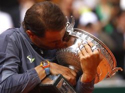 Rafael Nadal Rebut Gelar Juara ke-12 di Prancis Terbuka