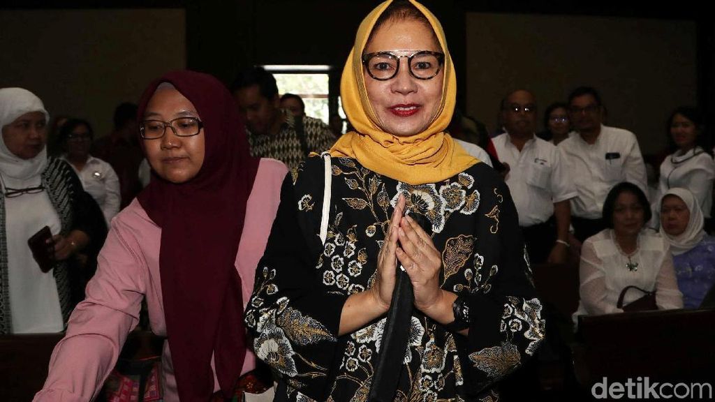 Senyum Eks Dirut Pertamina Karen Agustiawan Jelang Sidang Vonis Senyum Eks Dirut Pertamina Karen Agustiawan Jelang Sidang Vonis