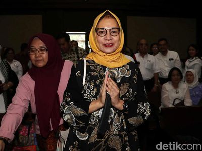 Senyum Eks Dirut Pertamina Karen Agustiawan Jelang Sidang Vonis