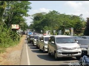 Jalur Tegal-Banyumas Masih Dipadati Kendaraan Pemudik Arah Jakarta Jalur Tegal-Banyumas Masih Dipadati Kendaraan Pemudik Arah Jakarta