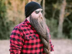 Penampilan Unik Pria yang 5 Tahun Panjangkan Jenggot