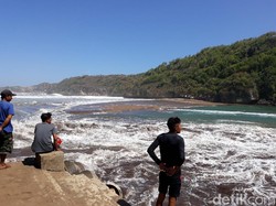 Video Gelombang Tinggi di Laut Selatan, Sejumlah Warung-Gazebo Rusak