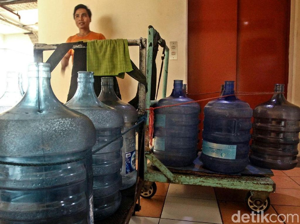 Walkot Sebut Air Minum Isi Ulang di Jaktim Banyak Belum Standar Higienis Walkot Sebut Air Minum Isi Ulang di Jaktim Banyak Belum Standar Higienis