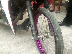 Motor Pakai Ban Cacing Tanpa Rem Depan Berujung Kecelakaan