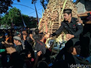 Keseruan Warga Ponorogo Berebut Gunungan 1001 Ketupat Keseruan Warga Ponorogo Berebut Gunungan 1001 Ketupat