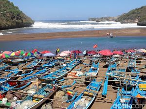 Gelombang Tinggi, Nelayan Pantai Baron Gunungkidul Tak Melaut Gelombang Tinggi, Nelayan Pantai Baron Gunungkidul Tak Melaut