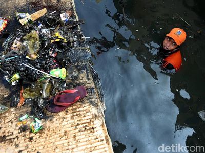 Aksi Pasukan Oranye Bersihkan Sisa Sampah Lebaran di Muara Angke
