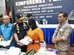 Polisi Kejar Sindikat Penyelundup Sabu 2 Kg dalam Buku di Bandara Husein