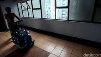 Penghuni Apartemen Jakut Mandi dengan Air Galon Isi Ulang