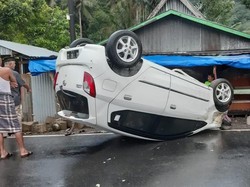 Mobil Terbalik Setelah Tabrak Batu di Maros, 3 Orang Terluka