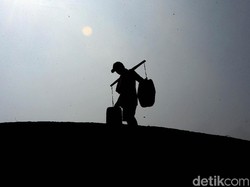 Derita Pedagang Asongan Akibat Corona, Menangis Tak Punya Uang Buat Makan