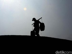 Derita Pedagang Asongan Akibat Corona, Menangis Tak Punya Uang Buat Makan Derita Pedagang Asongan Akibat Corona, Menangis Tak Punya Uang Buat Makan