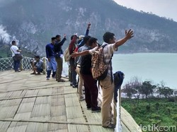 Kisah Turis Kawah Putih, Terpaksa Tinggalkan Orang Tua dan Anak di Mobil
