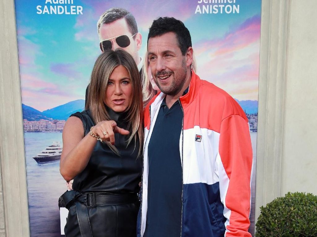Jennifer Aniston Punya Aturan soal Adegan Ciuman dengan Adam Sandler Jennifer Aniston Punya Aturan soal Adegan Ciuman dengan Adam Sandler