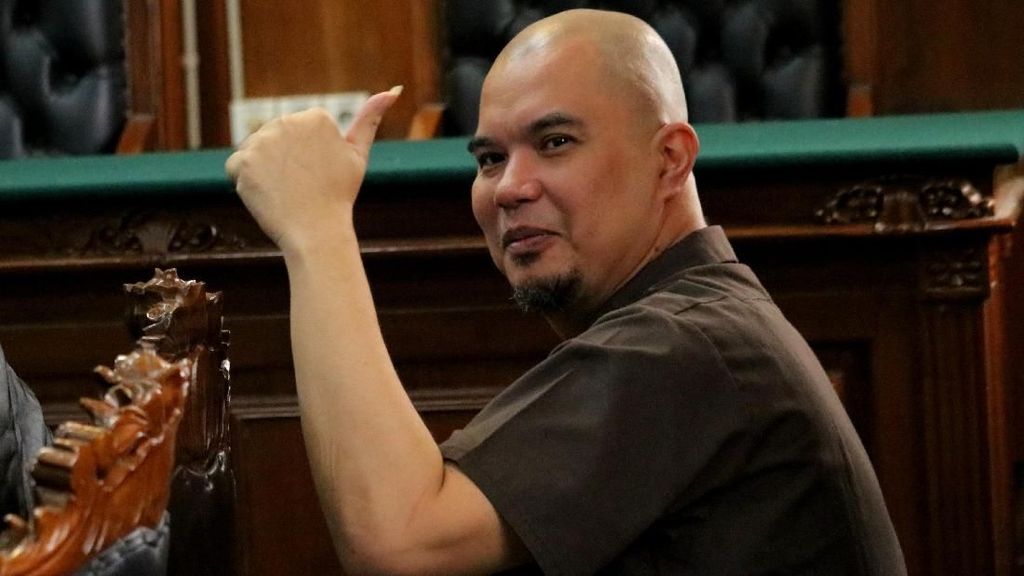 Ekspresi Ahmad Dhani Usai Divonis 1 Tahun Penjara Ekspresi Ahmad Dhani Usai Divonis 1 Tahun Penjara