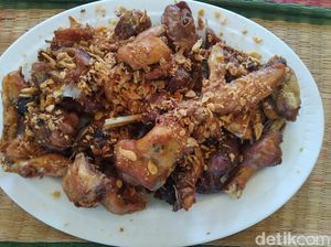 Raos Pisan! Gurih Wangi Goreng Ayam Kampung Majalaya Pak Juanda