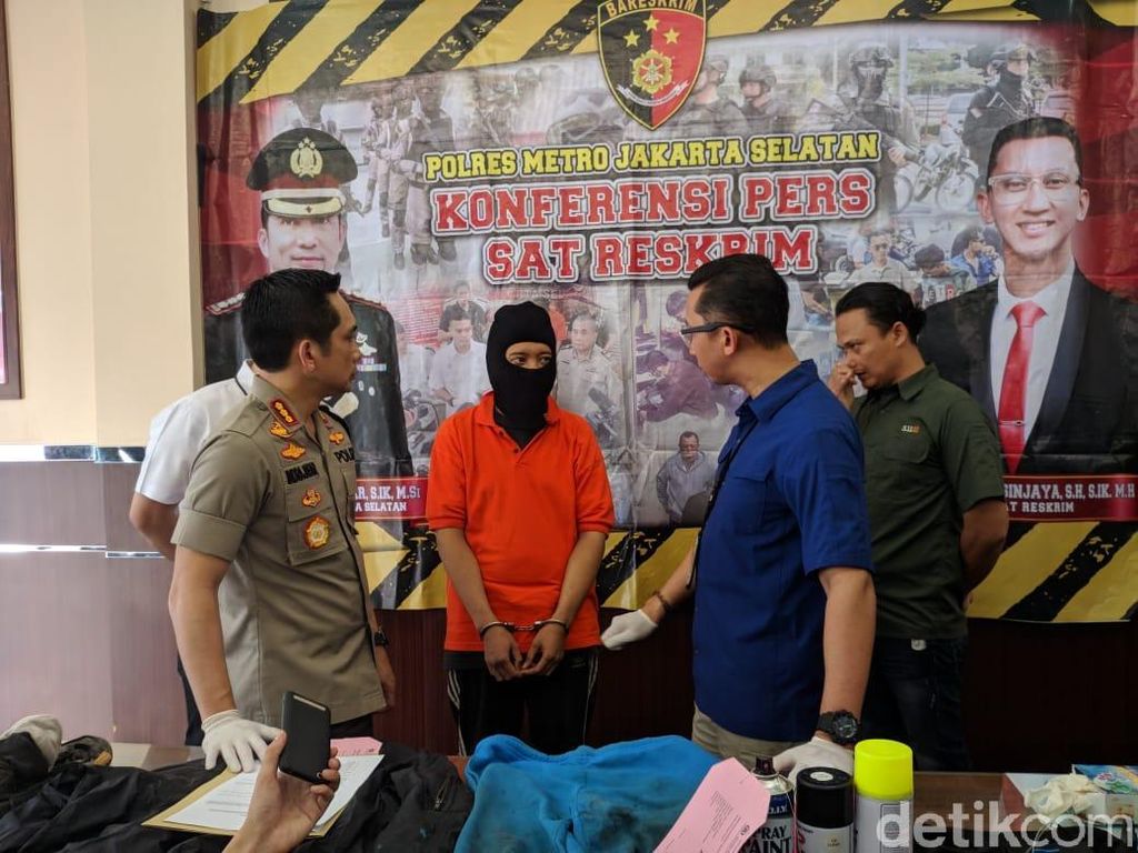 Pencoret Gambar Kemaluan di Masjid Cilandak Gangguan Jiwa Pencoret Gambar Kemaluan di Masjid Cilandak Gangguan Jiwa