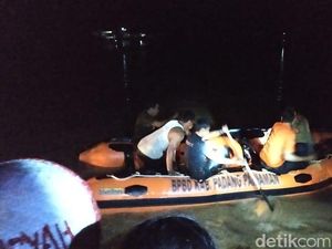 Petugas Evakuasi Warga Padang Pariaman yang Terjebak Banjir Petugas Evakuasi Warga Padang Pariaman yang Terjebak Banjir