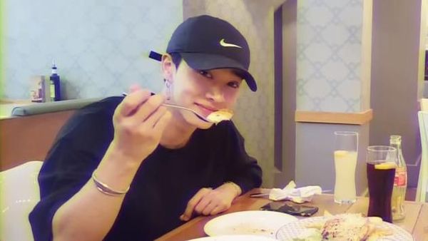 Dinobatkan Sebagai Pria Paling Tampan di Asia, Ini Pose Kulineran Lee Gikwang