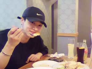 Dinobatkan Sebagai Pria Paling Tampan di Asia, Ini Pose Kulineran Lee Gikwang Dinobatkan Sebagai Pria Paling Tampan di Asia, Ini Pose Kulineran Lee Gikwang