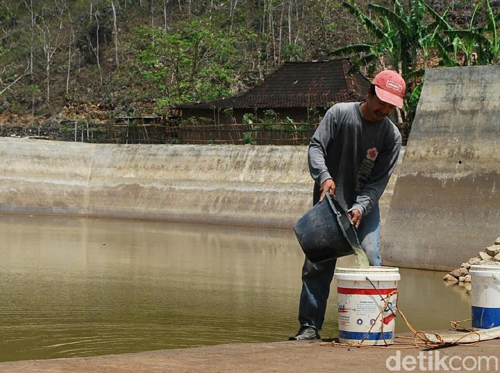 Harga Air Mahal, Warga Wonogiri Pilih Tempuh Belasan Kilometer ke Telaga Harga Air Mahal, Warga Wonogiri Pilih Tempuh Belasan Kilometer ke Telaga