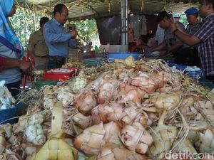 Kampung di Blitar Ini Sediakan Ketupat Gratis untuk Warga Kampung di Blitar Ini Sediakan Ketupat Gratis untuk Warga