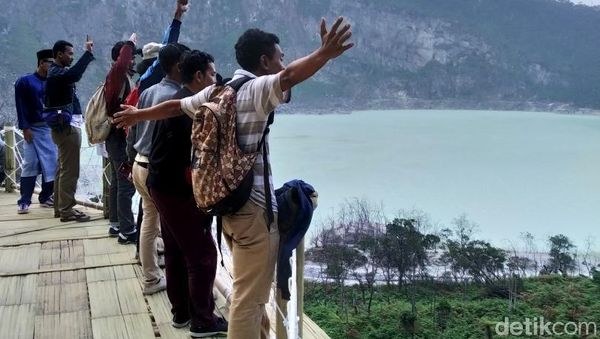 Kawah Putih Bandung Banjir Wisatawan