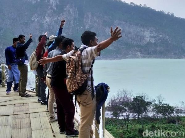 Kawah Putih Bandung Banjir Wisatawan