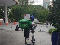 Driver GrabFood Berkaki Prostetik Bikin Netizen Terinspirasi