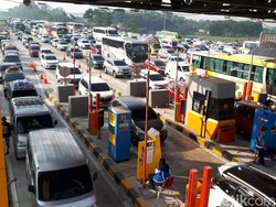 Selasa Siang, Kendaraan Masih Terjebak Macet di GT Cikampek Utama