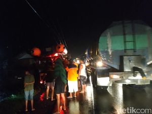 Longsor Terjang Padang Pariaman, 1 Orang Tewas Longsor Terjang Padang Pariaman, 1 Orang Tewas