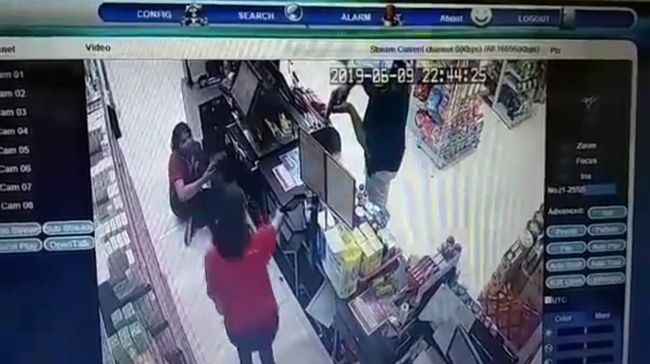 Perampok Bersenpi Bobol Minimarket di Bali Perampok Bersenpi Bobol Minimarket di Bali
