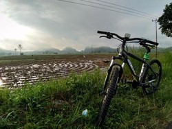 Sensasi Gowes Menembus Kabut Lembah Harau yang Magis