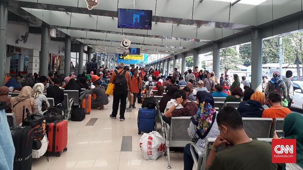 Riuh Mudik Stasiun Senen dan Kantong Porter yang Menipis