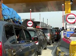 Video Macet Parah di Tol Cikampek, Kendaraan Merayap